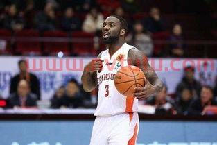 山东男篮大外援约翰逊身高乔约翰逊身高达到了2.01米,为何基本看不到他扣篮